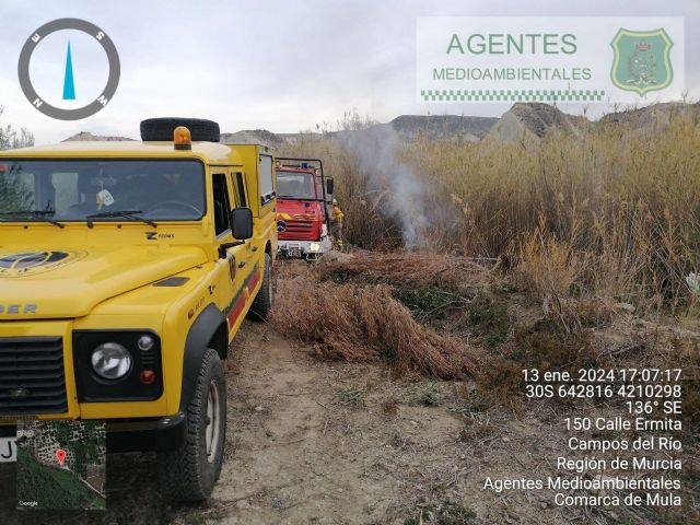 Extinguen el incendio que se ha originado en el cauce del río Mula, en Campos del Río Extinguen el incendio que se ha originado en el cauce del río Mula, en Campos del Río