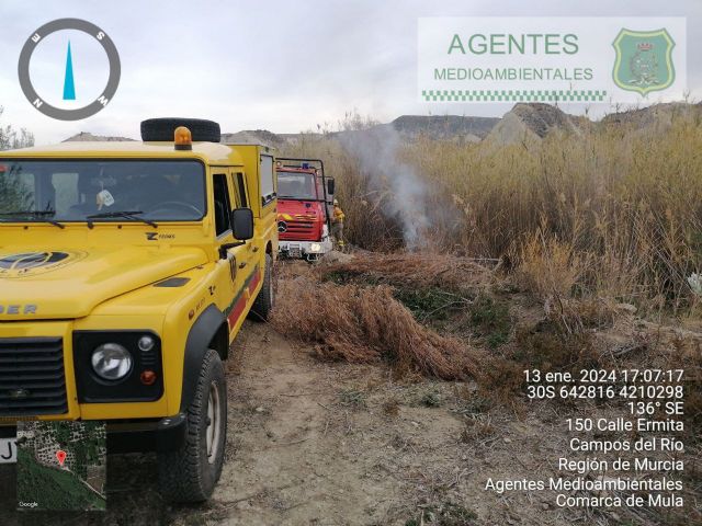 Extinguen el incendio que se ha originado en el cauce del río Mula, en Campos del Río