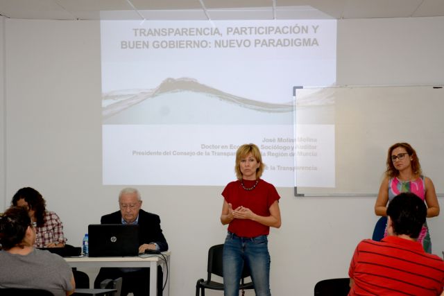 José Molina visita Campos del Río para informar a los vecinos sobre Transparencia