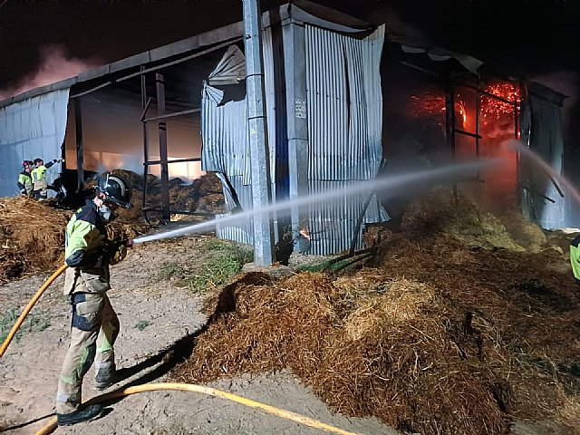 Incendio en un almacén de balas de paja de Campos del Río Incendio en un almacén de balas de paja de Campos del Río