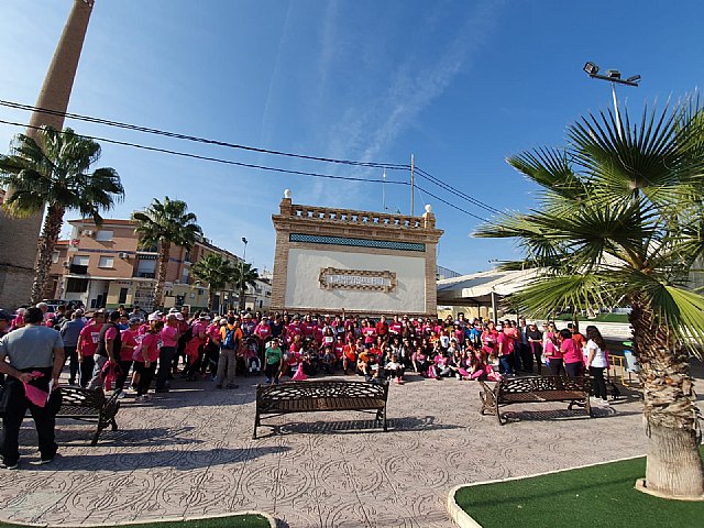 Más de 300 personas participan en la marcha senderista con motivo de los actos por el Día del Cáncer de Mama
